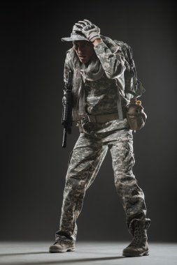 Özel Kuvvetler asker adam makinalı tüfek karanlık bir arka plan ile