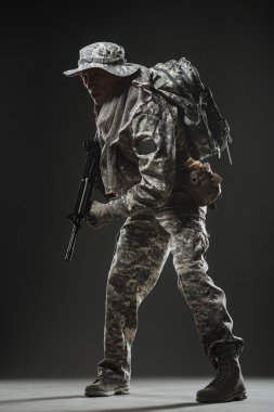 Özel Kuvvetler asker adam makinalı tüfek karanlık bir arka plan ile