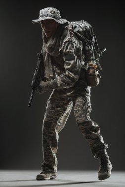 Özel Kuvvetler asker adam makinalı tüfek karanlık bir arka plan ile