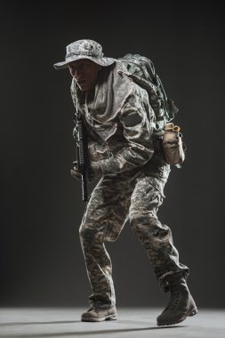 Özel Kuvvetler asker adam makinalı tüfek karanlık bir arka plan ile