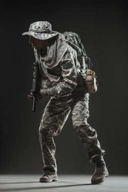 Özel Kuvvetler asker adam makinalı tüfek karanlık bir arka plan ile