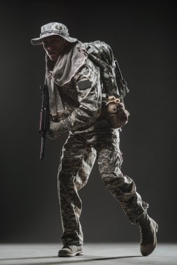 Özel Kuvvetler asker adam makinalı tüfek karanlık bir arka plan ile