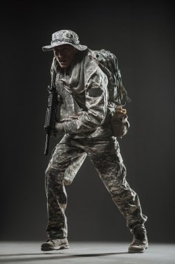 Özel Kuvvetler asker adam makinalı tüfek karanlık bir arka plan ile