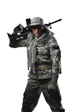 Asker adam tutun makineli tüfek üzerinde beyaz bir arka plan