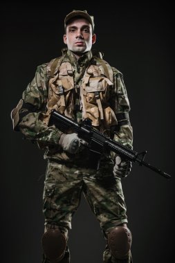 Asker adam tutun makineli tüfek karanlık bir arka plan üzerinde