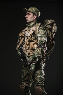 Asker adam tutun makineli tüfek karanlık bir arka plan üzerinde