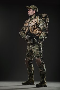 Asker adam tutun makineli tüfek karanlık bir arka plan üzerinde