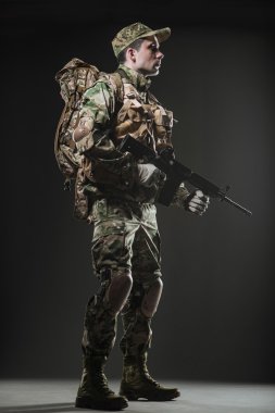 Asker adam tutun makineli tüfek karanlık bir arka plan üzerinde