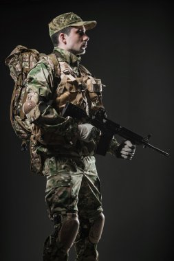 Asker adam tutun makineli tüfek karanlık bir arka plan üzerinde