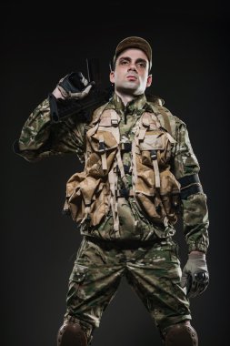 Asker adam tutun makineli tüfek karanlık bir arka plan üzerinde