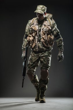 Asker adam tutun makineli tüfek karanlık bir arka plan üzerinde