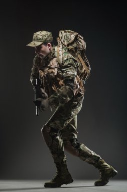 Asker adam tutun makineli tüfek karanlık bir arka plan üzerinde