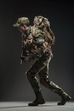 Asker adam tutun makineli tüfek karanlık bir arka plan üzerinde