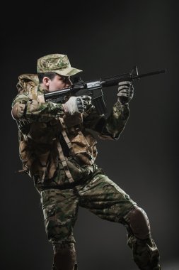 Asker adam tutun makineli tüfek karanlık bir arka plan üzerinde