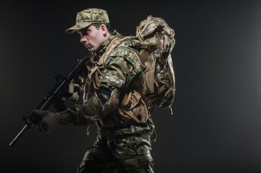 Asker adam tutun makineli tüfek karanlık bir arka plan üzerinde