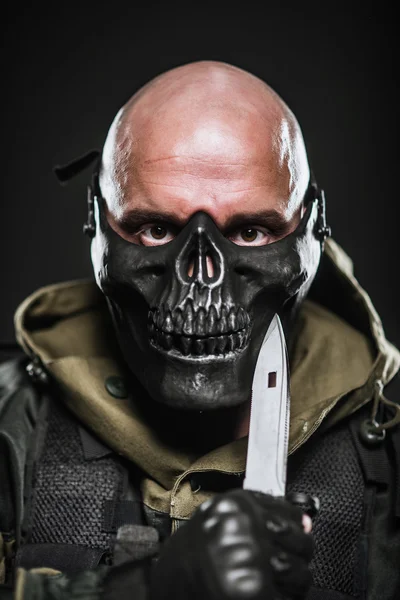 Soldat militaire dans un masque noir sur un fond sombre . — Photo