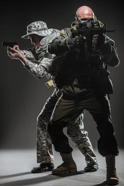 Forze speciali soldati uomini con mitragliatrice su sfondo scuro — Foto Stock