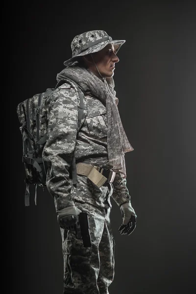 Soldat des forces spéciales homme armé sur un fond sombre — Photo