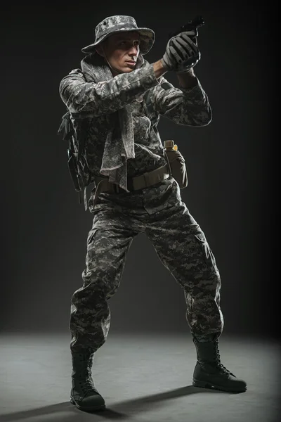 Soldat des forces spéciales homme armé sur un fond sombre — Photo