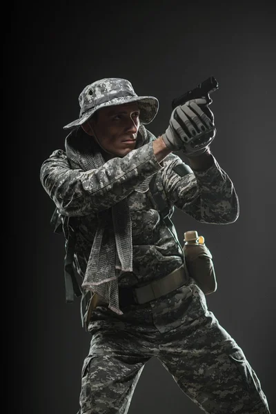 Ειδικές δυνάμεις στρατιώτης άνθρωπος με όπλο σε σκούρο φόντο — Φωτογραφία Αρχείου