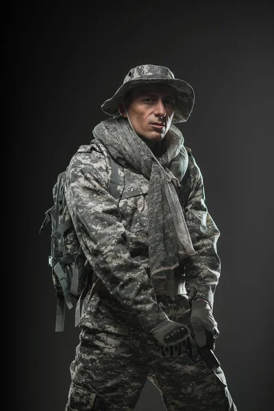 Karanlık bir arka plan üzerinde silahlı Özel Kuvvetler asker adam