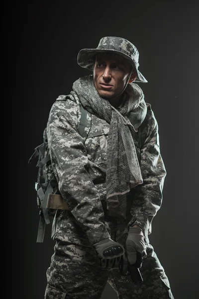 Speciálních sil vojáka muž s pistolí na tmavém pozadí — Stock fotografie