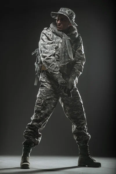 Soldado de las fuerzas especiales con arma sobre un fondo oscuro — Foto de Stock