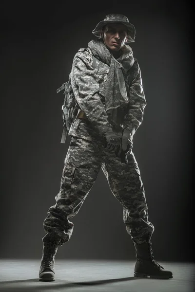Forças especiais soldado homem com arma em um fundo escuro — Fotografia de Stock