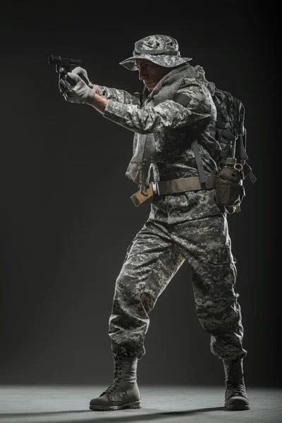 Special forces soldaat man met geweer op een donkere achtergrond — Stockfoto