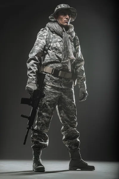 Ειδικές δυνάμεις στρατιώτης άνθρωπος με πολυβόλο σε σκούρο φόντο — Φωτογραφία Αρχείου