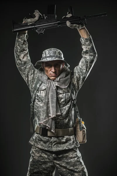 Özel Kuvvetler asker adam makinalı tüfek karanlık bir arka plan ile