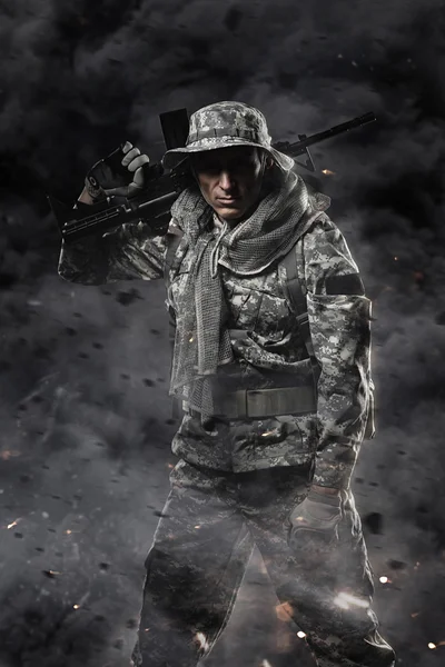 Özel Kuvvetler asker adam makinalı tüfek karanlık bir arka plan ile