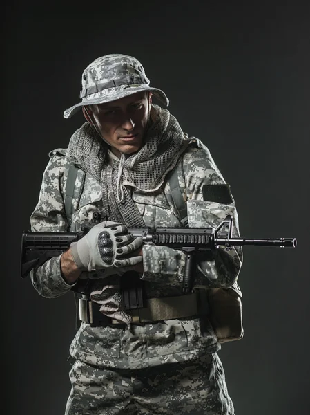 Özel Kuvvetler asker adam makinalı tüfek karanlık bir arka plan ile