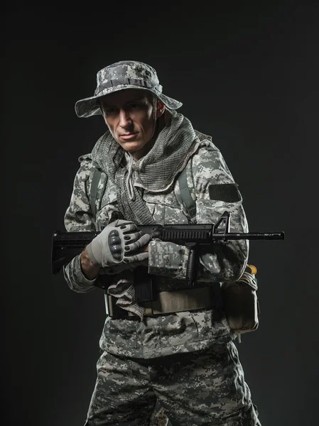 Special forces katona ember géppisztollyal a sötét háttér — Stock Fotó