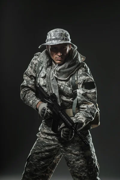 Özel Kuvvetler asker adam makinalı tüfek karanlık bir arka plan ile