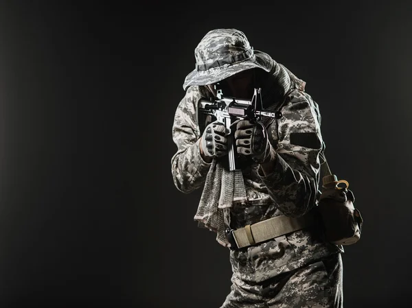 Specialstyrkor soldat mannen med kulspruta på en mörk bakgrund — Stockfoto