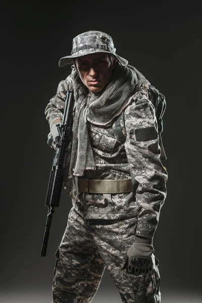 Forças especiais soldado homem com metralhadora em um fundo escuro — Fotografia de Stock