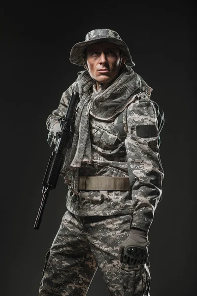 Özel Kuvvetler asker adam makinalı tüfek karanlık bir arka plan ile