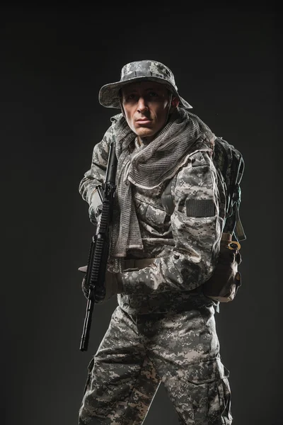 Soldado de las fuerzas especiales con ametralladora sobre fondo oscuro —  Fotos de Stock