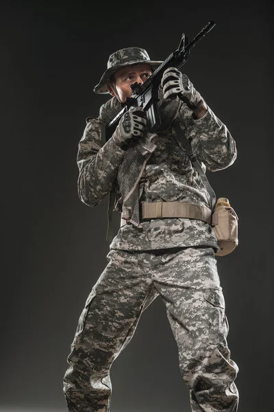 Soldado de las fuerzas especiales con ametralladora sobre fondo oscuro —  Fotos de Stock