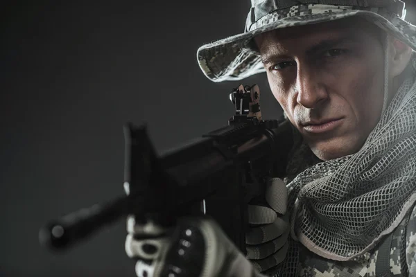 Special forces soldier man with Machine gun on a  dark background — Stock Photo, Image