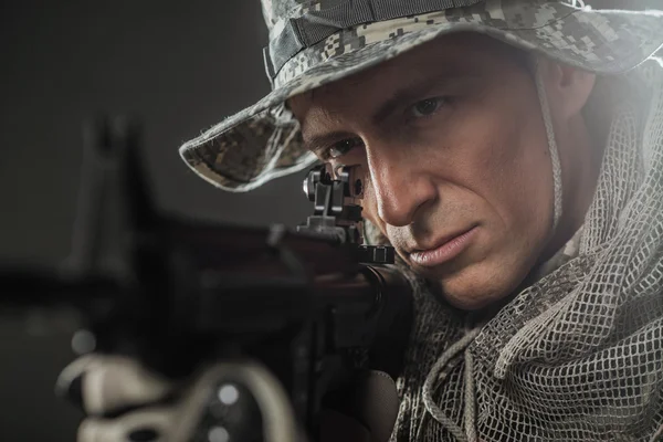 Солдат спецназа с пулеметом на темном фоне — стоковое фото
