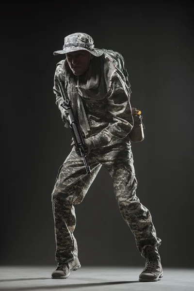 Soldado de las fuerzas especiales con ametralladora sobre fondo oscuro —  Fotos de Stock