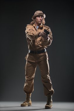 Koyu arka plan üzerinde silahlı asker