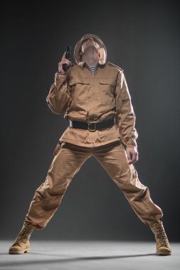 Koyu arka plan üzerinde silahlı asker