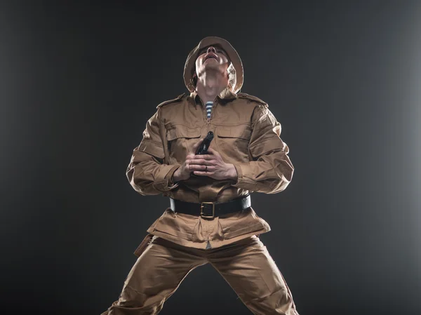 Soldat mit Waffe auf dunklem Hintergrund — Stockfoto
