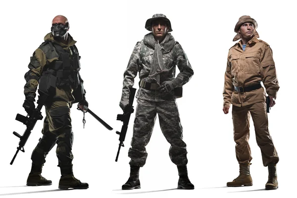 Beyaz bir arka plan üzerinde bir makineli tüfek tutarak erkekler üç özel kuvvetler