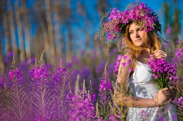 Jovem menina bonita no campo — Fotografia de Stock