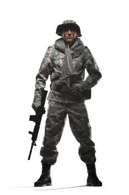 Asker adam tutun makineli tüfek üzerinde beyaz bir arka plan