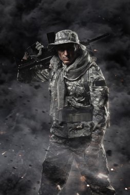 Asker adam tutun makineli tüfek karanlık bir arka plan üzerinde